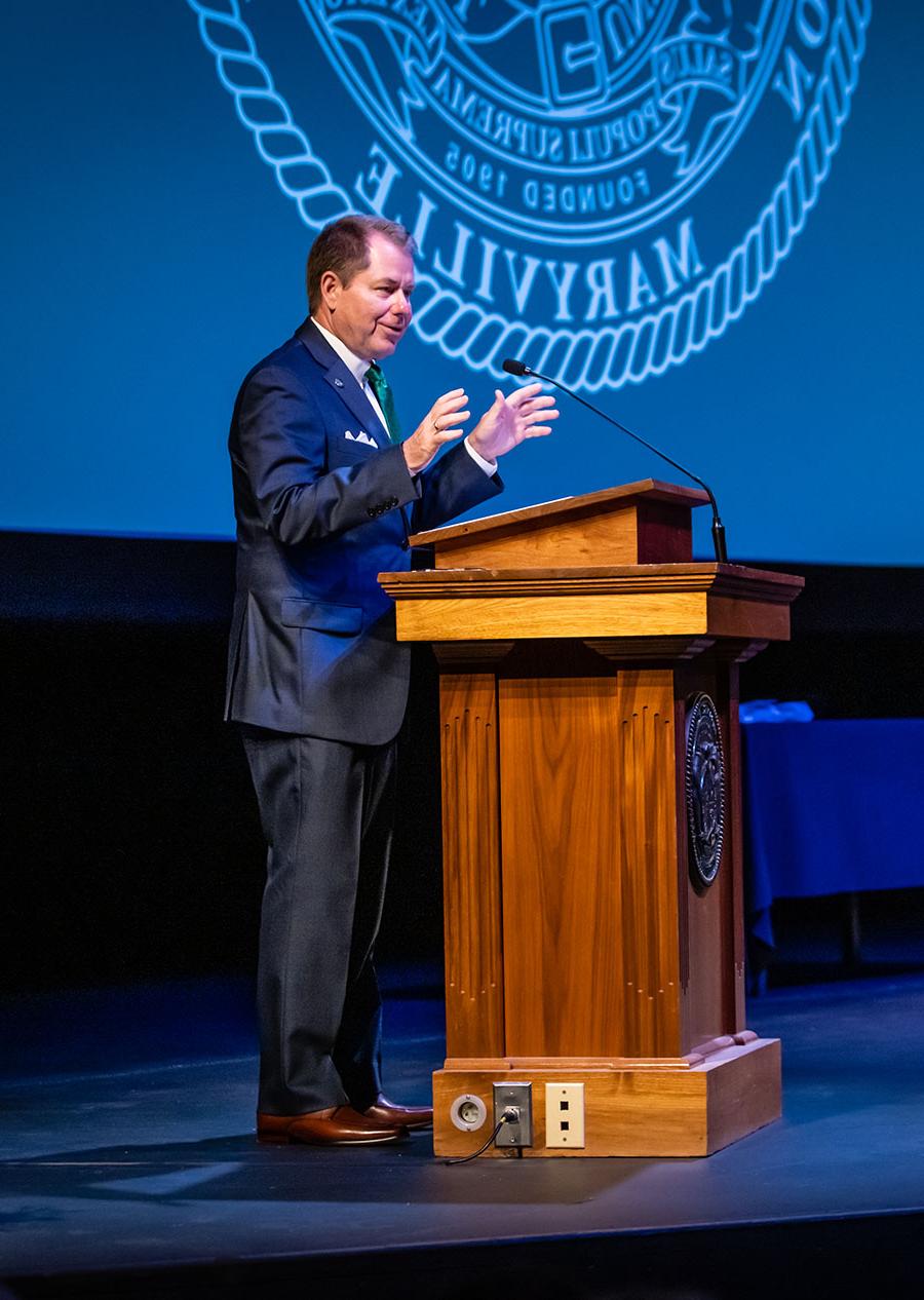 总统 Tatum addressed Northwest faculty and staff during the University’s All-Employee Meeting to launch the fall semester in August. “我对<a href='http://7i2.meritavukatlik.com'>威尼斯人在线</a>了解了很多, Maryville, 地区和国家, 但我也知道还有很多东西需要我去学习,塔图姆对与会者说. “作为一名终身教育家, 我知道一个人的教育是永无止境的, 我对你们的承诺是，我将继续每天努力工作，使西北成为你们的理想之地, <a href='http://7i2.meritavukatlik.com'>威尼斯人在线</a>的学生和校友, 以及<a href='http://7i2.meritavukatlik.com'>威尼斯人在线</a>的玛丽维尔市民, 可以引以为傲的.(图片来源:Todd Weddle/<a href='http://7i2.meritavukatlik.com'>威尼斯人在线</a>)